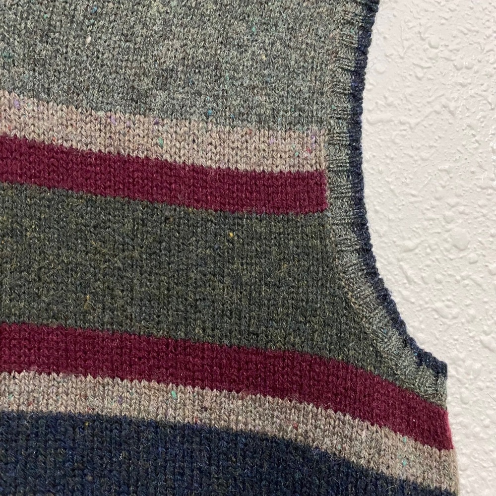 Vintage American Eagle Outfitters Mens S V-Neck Striped‎ Sweater Vest Wool Blend - Picture 3 of 4